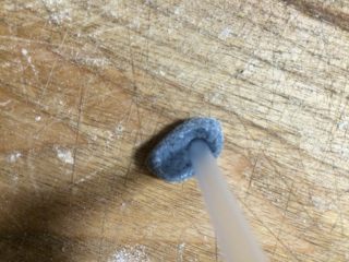 13、熊猫豆沙包,用吸管压出熊猫的眼睛