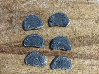 14、熊猫豆沙包,另外的小片整理一下成熊猫的耳朵