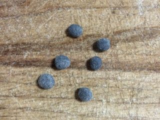 15、熊猫豆沙包,团出小圆型做熊猫的鼻子