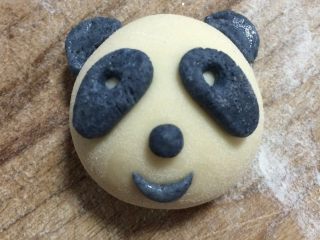 17、熊猫豆沙包,又做了微笑的熊猫