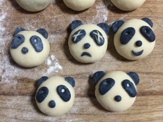 18、熊猫豆沙包,做成的生坯，我做了表情各异的熊猫