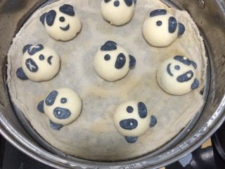 19、熊猫豆沙包,直接放在蒸锅里，继续醒发30分钟