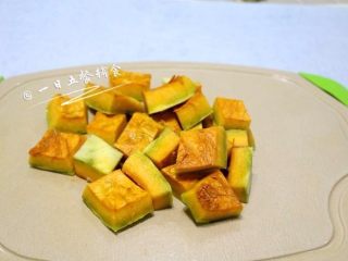 1、南瓜苹果亚麻籽糊, 南瓜切块上锅蒸熟。