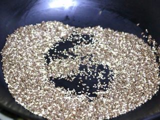 3、南瓜苹果亚麻籽糊,????小贴士：分开炒更好，因为芝麻更容易熟，我偷懒了。