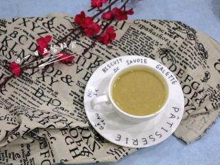 6、南瓜苹果亚麻籽糊,搅拌机壁上的，加水再打10秒，我直接喝掉。