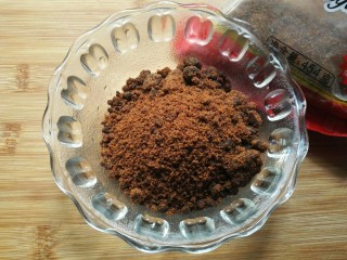 1、红糖开花发糕,准备红糖100g。