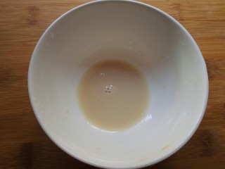 4、红糖开花发糕,加入一小勺水把酵母粉化开。