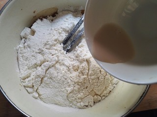 6、红糖开花发糕,倒入酵母粉水。