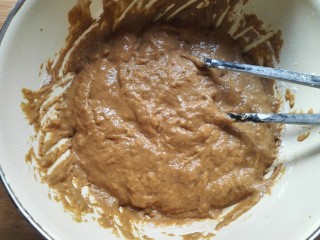 7、红糖开花发糕,用筷子搅拌至无颗粒状即可。