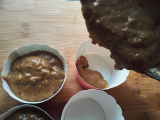 8、红糖开花发糕,倒入模具中。