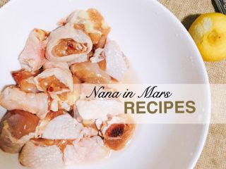 1、一碗暖胃也暖心的汤-花胶螺肉红枣鸡汤,先把鸡肉洗净血水备用