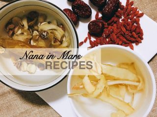 2、一碗暖胃也暖心的汤-花胶螺肉红枣鸡汤,花膠，螺肉先淨泡3-5小時,