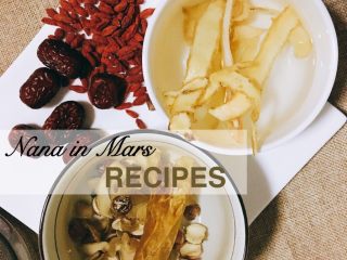 3、一碗暖胃也暖心的汤-花胶螺肉红枣鸡汤,百合，玉竹，红莲浸泡半小时