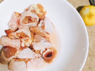 4、一碗暖胃也暖心的汤-花胶螺肉红枣鸡汤,先用清水焯一下雞肉,或是加一点酒，味道更清甜