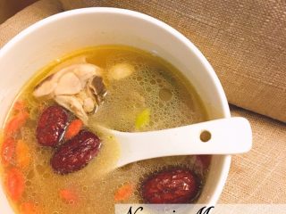 5、一碗暖胃也暖心的汤-花胶螺肉红枣鸡汤,捞开浮油，淸甜的营养满满鸡汤就完成了❤️