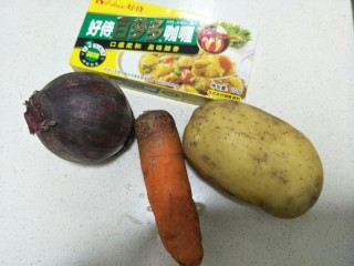 2、鸡肉咖喱面条,准备其它食材。