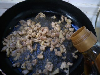 4、鸡肉咖喱面条,加料酒炒到鸡肉变色。