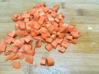 5、鸡肉咖喱面条,胡萝卜切成丁。