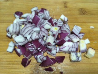 6、鸡肉咖喱面条,洋葱切成丁。