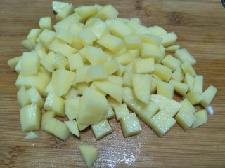 7、鸡肉咖喱面条,土豆切成丁。