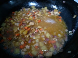 9、鸡肉咖喱面条,炒均匀后加适量的水。