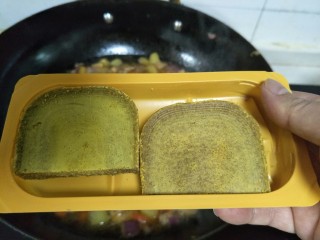 11、鸡肉咖喱面条,加入咖喱块,盖上锅盖煮到浓汁就可以了。