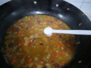 10、鸡肉咖喱面条,放入适量的盐。