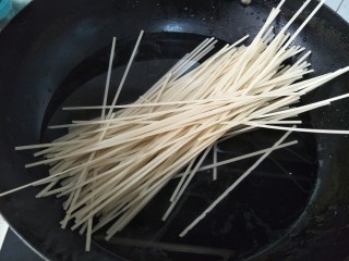 12、鸡肉咖喱面条,锅里加水放入干面条煮。