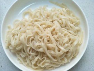 13、鸡肉咖喱面条,煮到面条熟了捞入盘中。