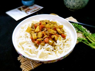 14、鸡肉咖喱面条,浇上煮好的鸡肉咖喱,拌匀后就可以开动了。