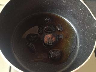 1、糖不甩,锅中放入50g红糖和50g水，大火烧开转小火