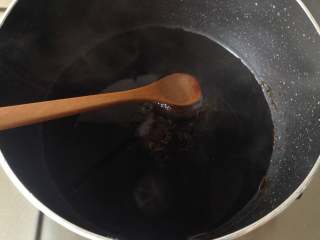 2、糖不甩,红糖融化后再用小火熬一会，稍微有点浓稠即可关火，倒出备用