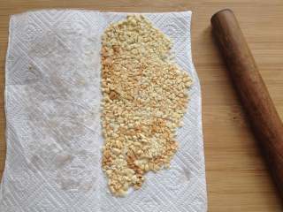 3、糖不甩,将炒熟的花生米碾碎