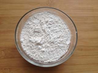 4、糖不甩,将糯米粉和粘米粉混合在一起搅匀