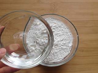 5、糖不甩,倒入约80g清水