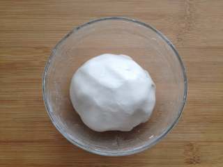 6、糖不甩,搓揉成面团