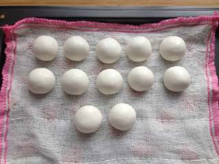 7、糖不甩,再平均分成12份，搓圆