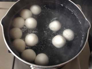 8、糖不甩,将糯米圆子放入开水锅中，煮至浮起，再煮1-2分钟