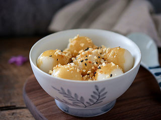 11、糖不甩,再撒上花生碎和少许的黑芝麻点缀即可