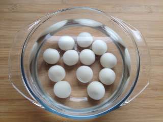 9、糖不甩,将煮熟的糯米圆子捞出放入冷开水中过凉