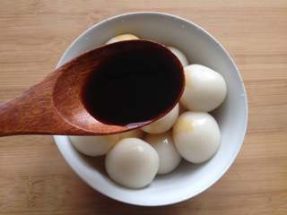 10、糖不甩,把糯米圆子沥干水分后放入碗中，将红糖汁浇在圆子上