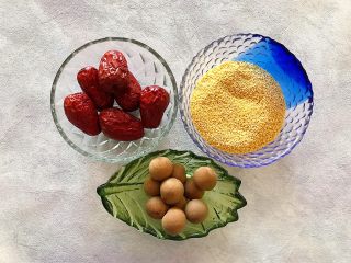 1、暖冬系列之最养人的红枣桂圆小米粥,首先我们准备好所有食材