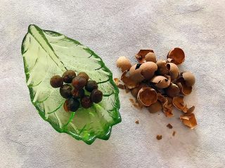 3、暖冬系列之最养人的红枣桂圆小米粥,桂圆去壳