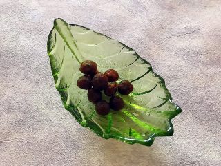 4、暖冬系列之最养人的红枣桂圆小米粥,桂圆清洗干净,备用