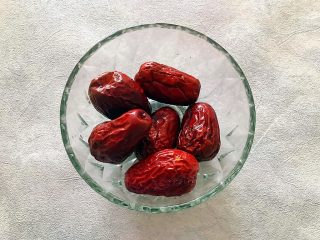 5、暖冬系列之最养人的红枣桂圆小米粥,大红枣清洗干净,备用