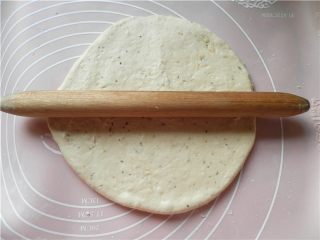 3、香蕉苹果披萨,将面团擀压排气后，擀成圆片。