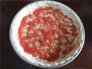 7、香蕉苹果披萨,面胚上抹上番茄酱。