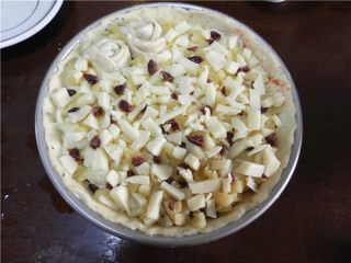 11、香蕉苹果披萨,再铺上一层马苏里拉芝士条。