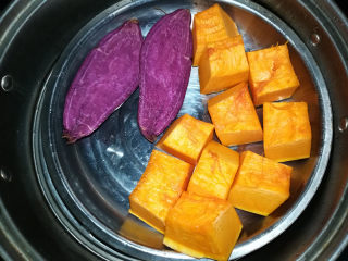 1、彩色汤圆,南瓜、紫薯切块，上锅蒸熟。