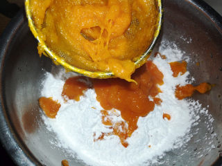 4、彩色汤圆,蒸熟的南瓜泥趁热过筛到糯米粉中。